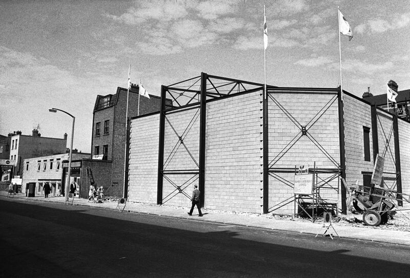 The new Young Vic Theatre in The Cut, Waterloo, circa 1970. (Photo by Ian Showell/Keystone/Hulton Archive/Getty Images)