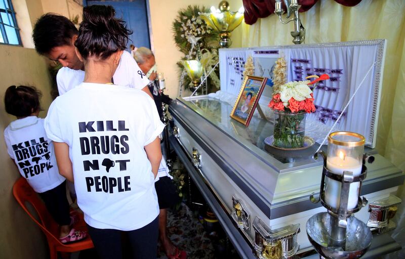Loved ones of Leover Miranda, 39, a drug-related killings victim, pray in front of the coffin before a funeral march at the north cemetery in metro Manila, Philippines August 20, 2017. REUTERS/Romeo Ranoco