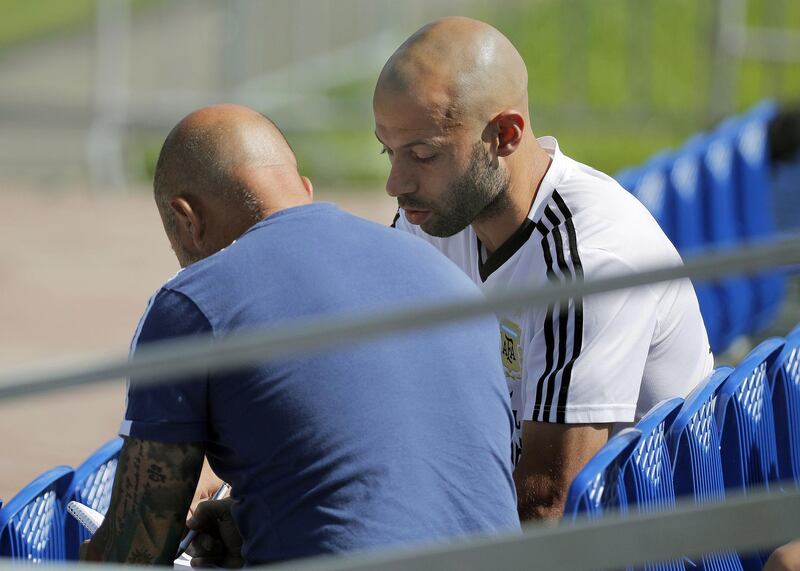 Argentina's head coach Jorge Sampaoli chats with Javier Mascherano during a training session in Bronnitsy on June 25, 2018. Lavandeira / EPA