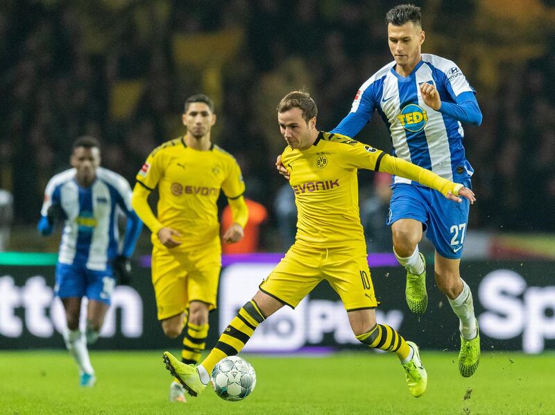 BERLIN, GERMANY - NOVEMBER 30: Mario Goetze of Borussia Dortmund is challenged by Davie Selke of Hertha BSC during the Bundesliga match between Hertha BSC and Borussia Dortmund at Olympiastadion on November 30, 2019 in Berlin, Germany. (Photo by Boris Streubel/Bongarts/Getty Images)