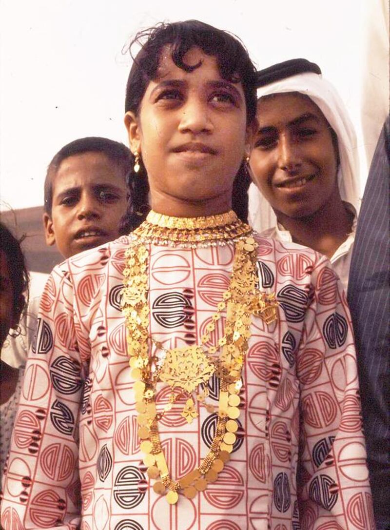 1971 - Girl wearing a Dilal. Photo by Alain Saint Hilaire