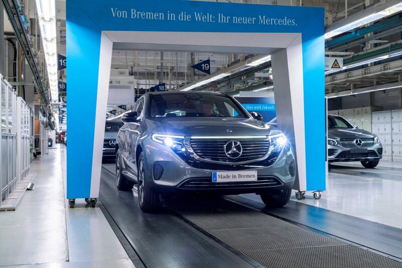 Der Mercedes-Benz unter den Elektrofahrzeugen geht an den Start. Der neue Mercedes-Benz EQC (Stromverbrauch kombiniert: 20,8 - 19,7 kWh/100 km; CO2-Emissionen kombiniert: 0 g/km) rollt im Mercedes-Benz Werk Bremen vom Band – und kann ab sofort bestellt werden. 

The Mercedes-Benz of electric vehicles is ready for launch. The new Mercedes-Benz EQC (combined electrical consumption: 20.8 - 19.7 kWh/100 km; combined CO2 emissions: 0 g/km) is produced at the Mercedes-Benz Bremen plant – and can be ordered now. 
