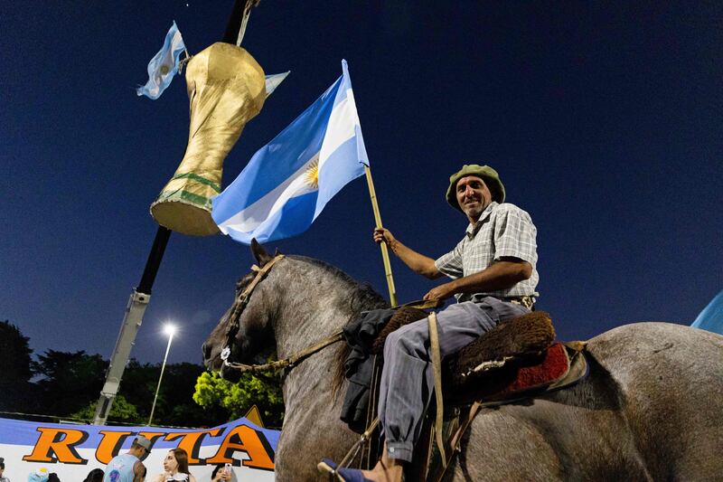 Argentina fans await the arrival of the players after their World Cup win. AFP