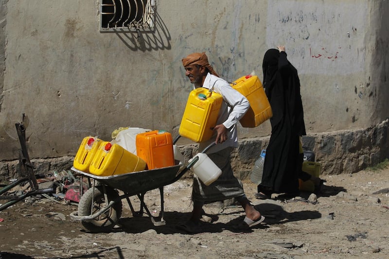 epa06336722 Yemenis wait to collect drinking water from a donated water pipe in Sana’a, Yemen, 18 November 2017. According to reports, the United Nations relief wing has warned of famine-like conditions unfolding in Yemen after the Saudi-led military coalition tightened its blockade on the impoverished Arab country.  EPA/YAHYA ARHAB