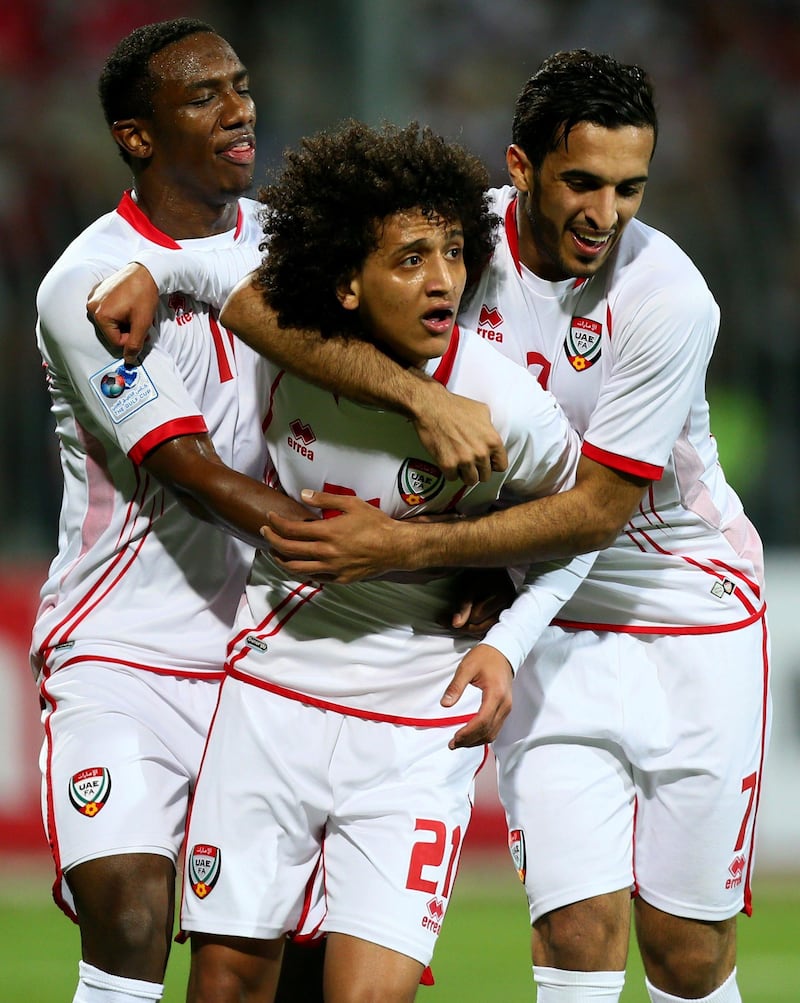 Emirati player Omar Abdul Rahman celebrate with teammates during their game against Iraq during their 21st Gulf Cup football match final in Manama, on January 18, 2013. AFP PHOTO/MARWAN NAAMANI
 *** Local Caption ***  289932-01-08.jpg
