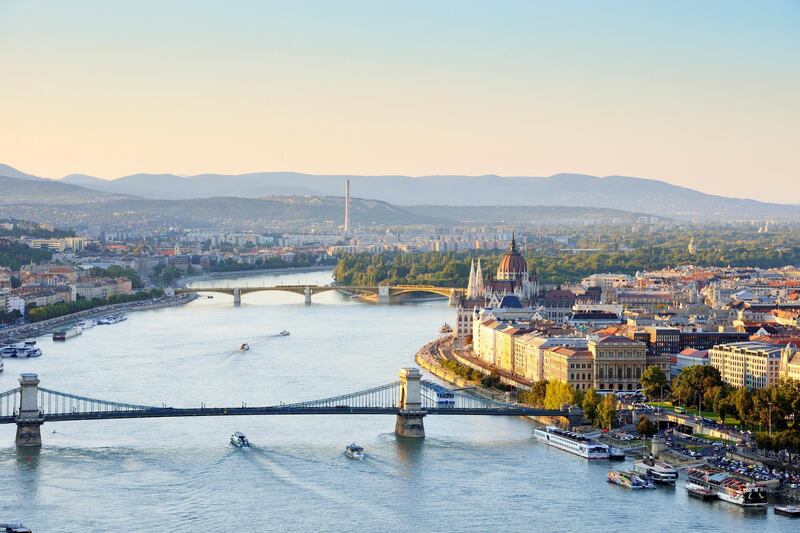 Ungarn, Budapest, Budapest, Blick vom GellÃ©rtberg auf Donau mit KettenbrÃ¼cke und Parlament sowie MargaretenbrÃ¼cke und Margareteninsel