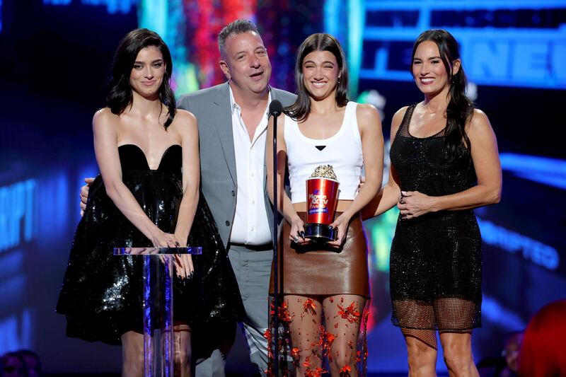 From left to right: Dixie D’Amelio, Marc D'Amelio, Charli D'Amelio and Heidi D'Amelio accept the Best New Unscripted Series award. Getty Images / AFP
