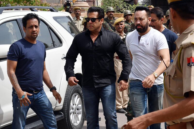 epa06647251 High-profile Bollywood actor Salman Khan (C), is seen outside the Jodhpur court in Rajasthan, India 05 April 2018. Salman Khan was sentenced to five years in jail after being found guilty of poaching rare antelopes.  EPA/SUNIL VERMA