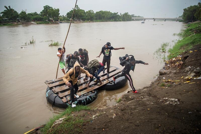 epa07616423 Migrants cross the Suchiate river, in Chiapas, Mexico, 31 May 2019. Mexican Foreign Minister Marcelo Ebrard announced that Mexico and the United States have begun negotiations so that the US does not apply tariffs to all Mexican products as a punitive measure over immigration.  EPA/Luis Villalobos BEST QUALITY AVAILABLE