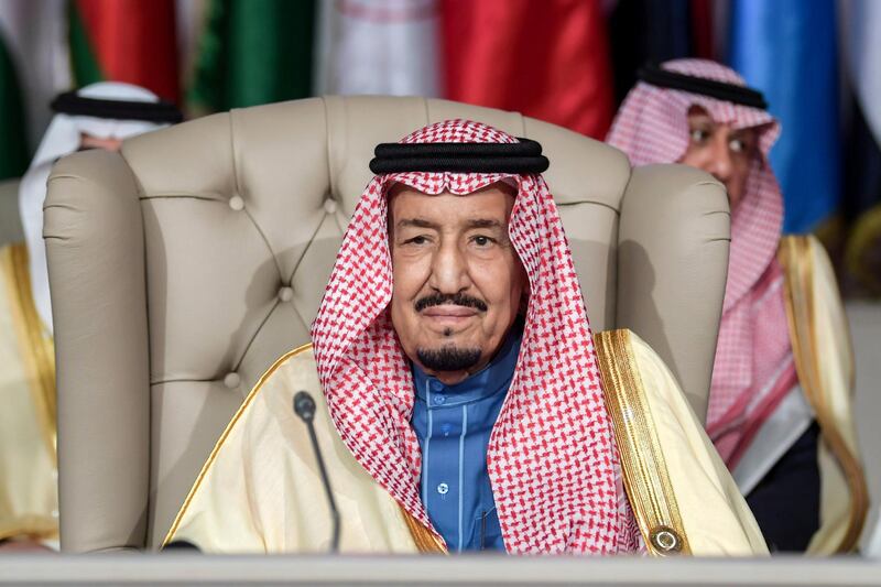 Saudi Arabia's King Salman bin Abdulaziz (C) chairs the opening session of the 30th Arab League summit in the Tunisian capital Tunis on March 31, 2019. (Photo by FETHI BELAID / POOL / AFP)
