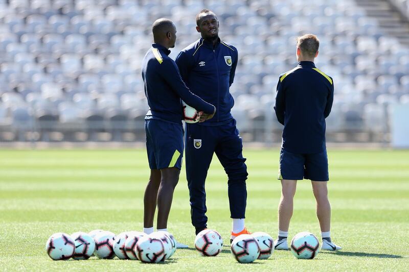 Usain Bolt talks with Mariners players during Usain Bolt's first training session. Getty Images