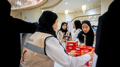 Hundreds of volunteers gathered in Ajman to collect 3,000 aid boxes for the Palestinian people. Photo: Emirates Red Crescent