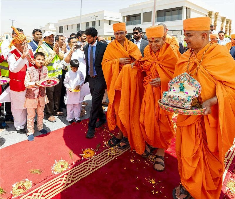 Swamishri arrives at Jumeirah Park assembly
