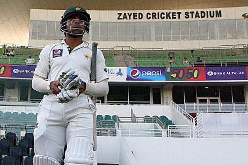 Taufeeq Umar walks out on to the pitch to resume his stand as Pakistan continue to accumulate runs in their first innings against Sri Lanka.