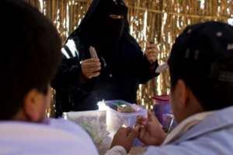 Children of diverse schools learn how to make traditional hut models at one of many workshops held a the Watani Camp, in Dubai, UAE, on March 8, 2009. *** Local Caption ***  marin_watani_02.jpg marin_watani_02.jpg