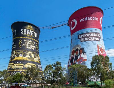 T7Y8WK Murals on Orlando Towers, the cooling towers of a decommissioned power station, Soweto, Johannesburg, South Africa. Alamy
