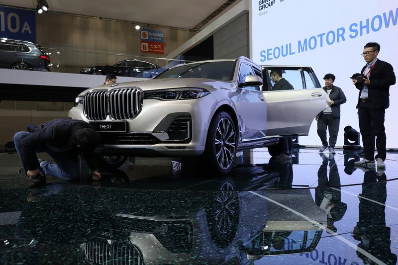 Attendees look at a BMW AG X7 sport-utility vehicle. Seong Joon Cho / Bloomberg