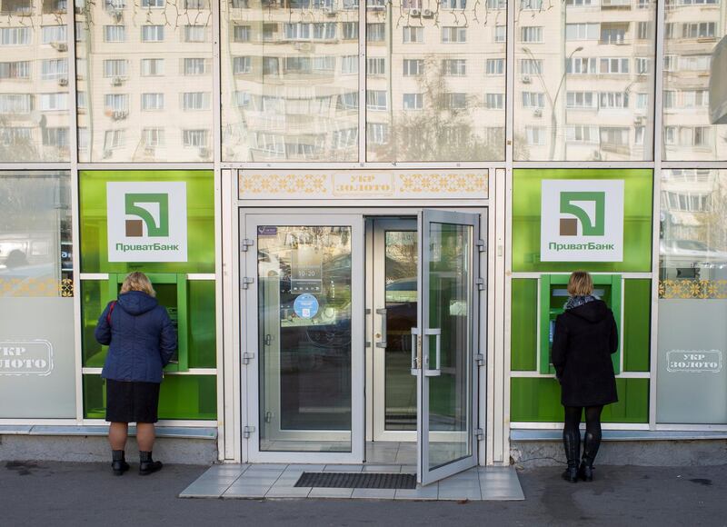 FILE PHOTO: Women use PrivatBank ATM machines in Kiev, Ukraine November 9, 2018.  REUTERS/Gleb Garanich/File Photo