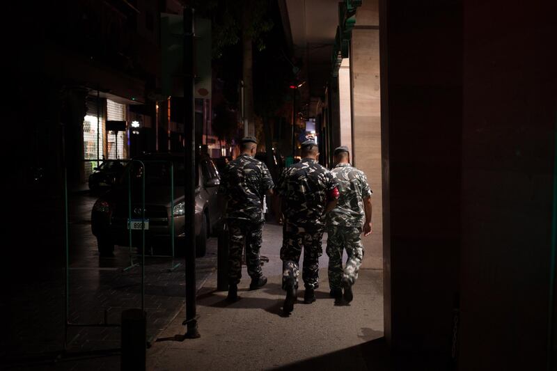 The economic crisis in Lebanon causes numerous power cuts across the country. Even in Beirut, in the capital, the inhabitants spend several hours a day without electricity. Photography by Laurent Perpigna Iban / Hans Lucas.
Des militaires marchent dans le noir, dans une rue du quartier de Hamra, a Beyrouth, le 20 juillet 2020. La crise economique au Liban provoque de nombreuses coupures d electricite dans tous le pays. Meme a Beirut, dans la capitale, les habitants passent plusieurs heures par jour sans courant. Perpigna Iban / Hans Lucas.NO USE FRANCE