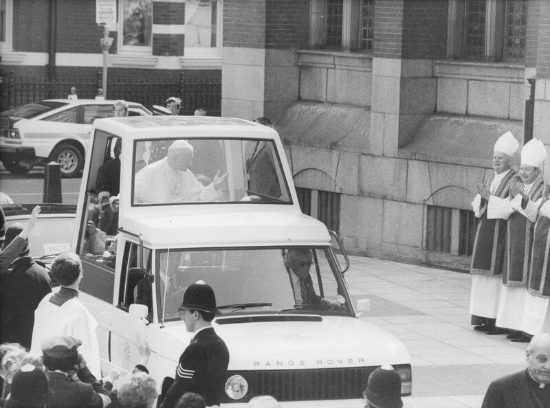 Pope John Paul II (1920 - 2005) arrives at Westminster Cathedral in his modified Range Rover 'popemobile', on the first day of his visit to the UK, 28th May 1982. The pope will be conducting a service at the cathedral. (Photo by Monti Spry/Central Press/Hulton Archive/Getty Images)