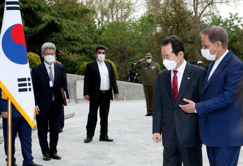 Iranian Senior Vice- President, Eshaq Jahangiri and South Korea's Prime Minister Chung Sye-kyun during a welcoming ceremony in Tehran, Iran. EPA