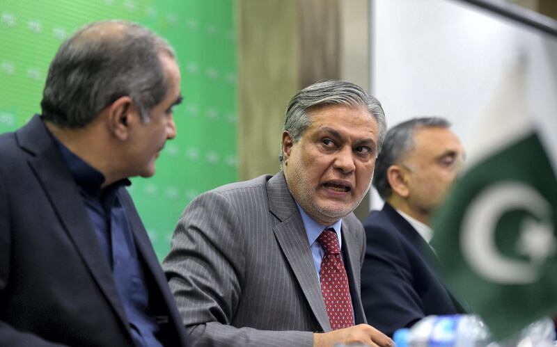 Pakistani Finance Minister Ishaq Dar (C) and Federal Minister for Railways Khawaja Saad Rafique (L) give a press conference in Islamabad on July 11, 2017, following the release of a corruption report by a Joint Investigation Team (JIT).
Pakistan's governing party has rejected as "trash" a corruption report accusing Prime Minister Nawaz Sharif of living beyond his means, the latest twist in long-running allegations which sparked fresh calls on July 11 for him to resign. The Joint Investigation Team (JIT) of civilian and military investigators issued its report July 10 claiming there was a "significant disparity" in the Sharif family's income and lifestyle. / AFP PHOTO / AAMIR QURESHI