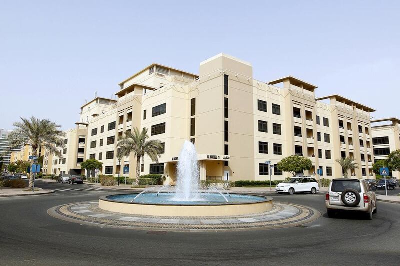 Greens apartments: Q1-Q2 2015 no change. Q2 2014-Q2 2015 down 2%. Studio - Dh60,000 to Dh85,000. 1BR - Dh80,000 to Dh105,000. 2BR - Dh120,000 to Dh160,000. 3BR - Dh155,000 to Dh190,000. Jeffrey E Biteng / The National