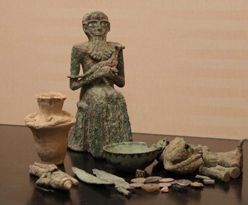 Dubai Customs foils an attempt to smuggle archeological remains of Iraqi origin.