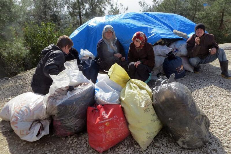 Syrians wait to enter Turkey at the Bab Al Salama border gate on February 5, 2016. Depo Photos via AP