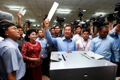 epaselect epa06916991 Cambodian Prime Minister Hun Sen (C), holds his ballot next to his wife Bun Rany (C-L), at a polling station in Kandal province, Cambodia, 29 July 2018. Cambodia's sixth national assembly elections are held on 29 July.  EPA/KITH SEREY