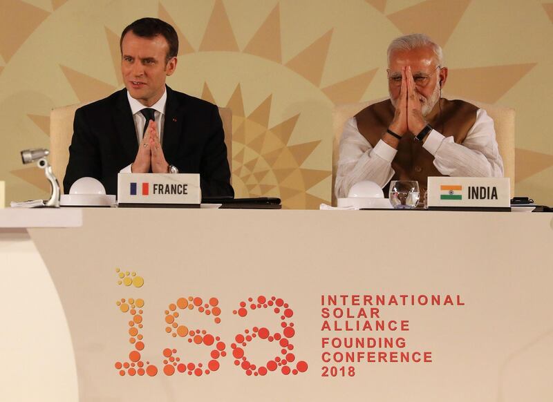 French President Emmanuel Macron (L) and Indian Prime Minister Narendra Modi (R) attend the founding conference of the International Solar Alliance in New Delhi on March 11, 2018.
The International Solar Alliance (ISA) organizes more than 121 "sunshine" countries that are situated or have territory between the Tropic of Cancer and the Tropic of Capricorn, with the aim of boosting solar energy output in an effort to reduce global dependence on fossil fuels. / AFP PHOTO / Ludovic MARIN