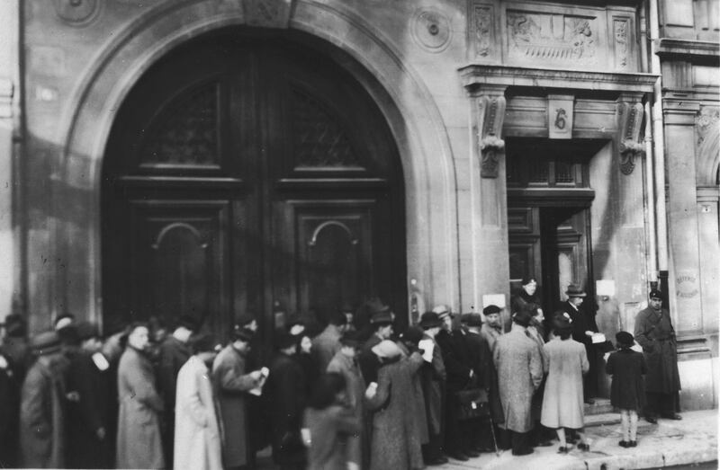 Refugees outside the US consulate in Marseilles, September-November, 1941. Photo: US Holocaust Memorial Museum