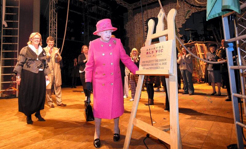 Queen Elizabeth II unveils a plaque to commemorate her visit and the completion of the work at the recently refurbished Bristol Old Vic Theatre on November 22, 2012 in Bristol, England.  AFP PHOTO/POOL/MATT CARDY (Photo by MATT CARDY / POOL / AFP)