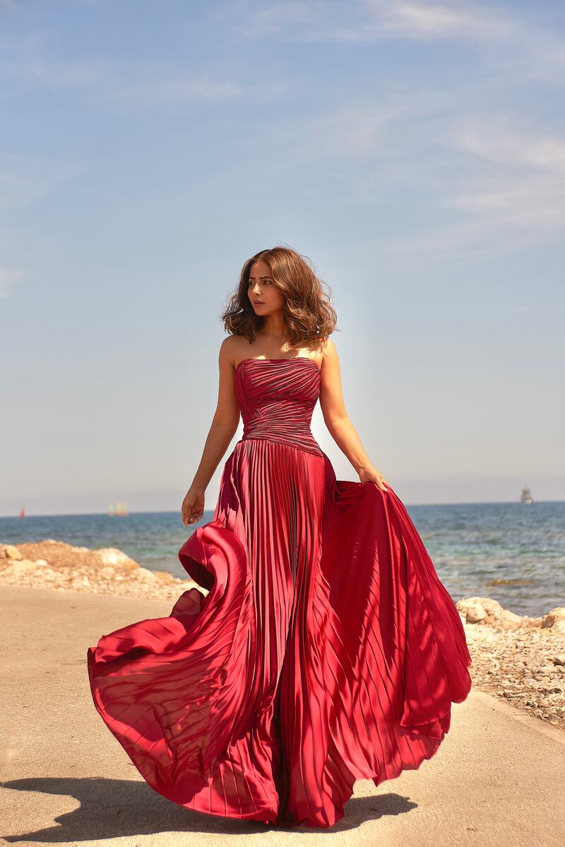 Hina Khan in a dramatic red, strapless, pleated-skirt gown. Photo: Rami Al Ali