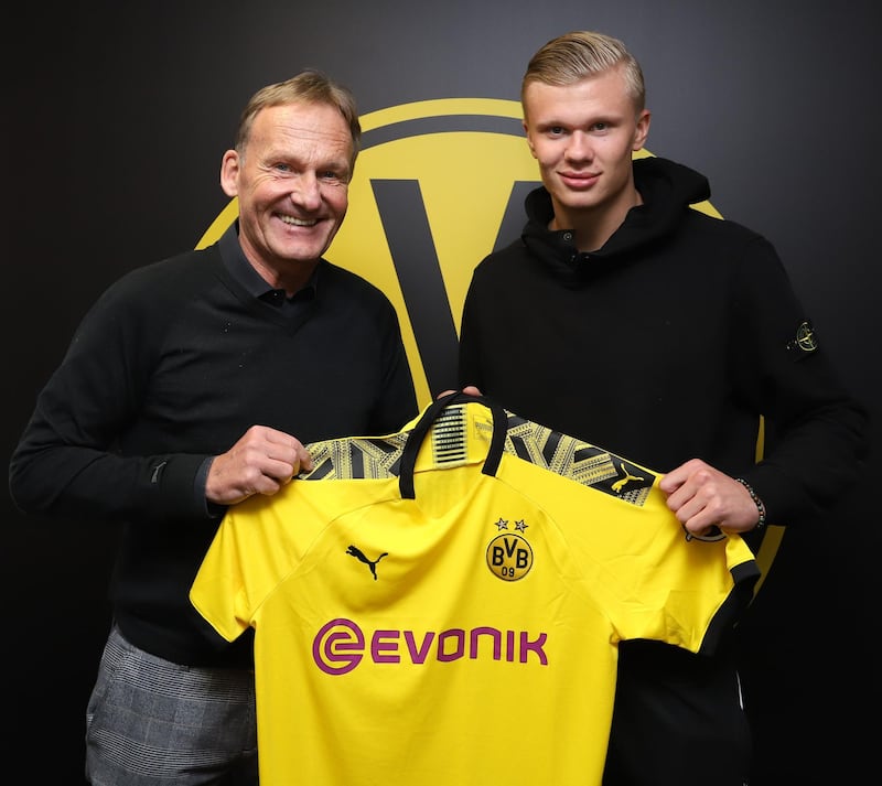 Hans-Joachim Watzke (L), CEO of German first division Bundesliga football club Borussia Dortmund, poses with the club's new recruit, Norwegian forward Erling Braut Haaland, holding his new jersey on December 29, 2019 in Dortmund, western Germany. Borussia Dortmund announced that Haaland has signed a contract with them until June 2024. - RESTRICTED TO EDITORIAL USE - MANDATORY CREDIT "AFP PHOTO / Borussia Dortmund / Joel KUNZ" - NO MARKETING NO ADVERTISING CAMPAIGNS - DISTRIBUTED AS A SERVICE TO CLIENTS


 / AFP / Borussia Dortmund / Joel KUNZ / RESTRICTED TO EDITORIAL USE - MANDATORY CREDIT "AFP PHOTO / Borussia Dortmund / Joel KUNZ" - NO MARKETING NO ADVERTISING CAMPAIGNS - DISTRIBUTED AS A SERVICE TO CLIENTS



