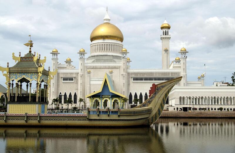 A6XRPD omar ali saifuddien mosque and istana nurul iman Brunei. Alamy
