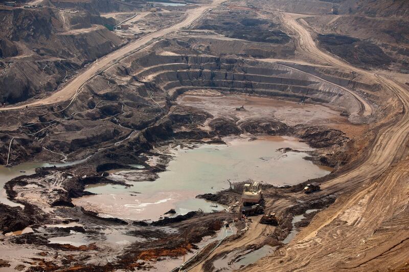 Workers operate digging equipment in the open pit during the excavation of oxide ore at Katanga Mining Ltd.'s KOV copper-cobalt mine, part-operated by the Kamoto Copper Co., in Kolwezi, Katanga province, Democratic Republic of Congo, on Wednesday, Aug. 1, 2012. XXX. Photographer: Simon Dawson/Bloomberg


