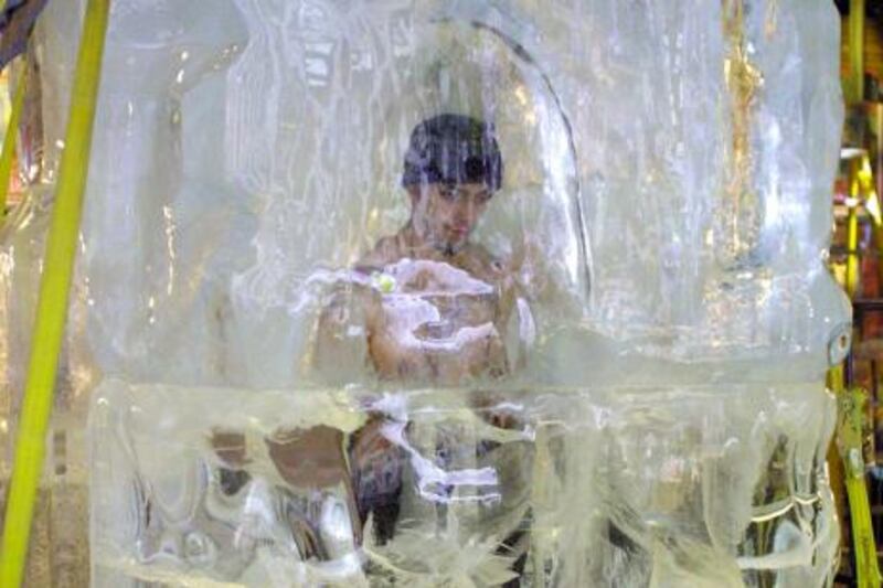 US magician David Blaine is surrounded by a block of ice in Times Square in New York, 27 November 2000. Blaine is attempting to freeze himself in the six-ton block of ice for 58 hours.  AFP PHOTO/Doug KANTER