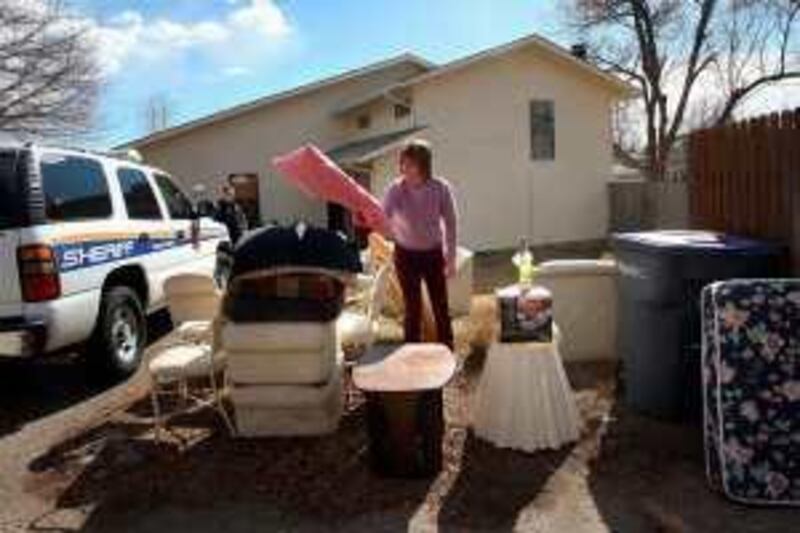 LAFAYETTE, CO - FEBRUARY 18: Sheriff's deputy Rick Ferguson supervises as a landlord removes furniture from a home after the tenants were evicted February 18, 2009 in Lafayette, Colorado. President Barack Obama announced a 75 billion dollar Homeowner Stability Initiative today in Mesa, Arizona, designed to keep roughly 8 million homeowners that are in danger of foreclosure in their homes.   John Moore/Getty Images/AFP
== FOR NEWSPAPERS, INTERNET, TELCOS & TELEVISION USE ONLY == *** Local Caption ***  340270-01-08.jpg