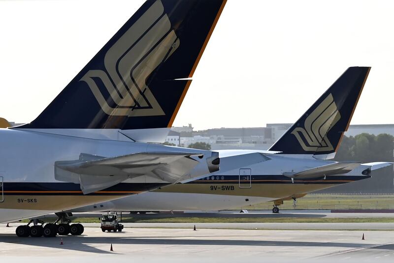 (FILES) In this file photo taken on March 16, 2020, Singapore Airlines planes are parked on the tarmac of Changi International Airport in Singapore. Singapore Airlines (SIA) reported a first-quarter net loss of more than $800 million USD on July 29, the latest carrier to take a massive hit as a result of the coronavirus pandemic. / AFP / Roslan RAHMAN
