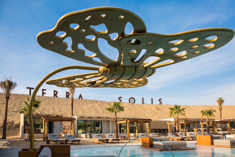 The action is centred around an oasis-like swimming pool, under Hollywood-style Terra Solis lettering
