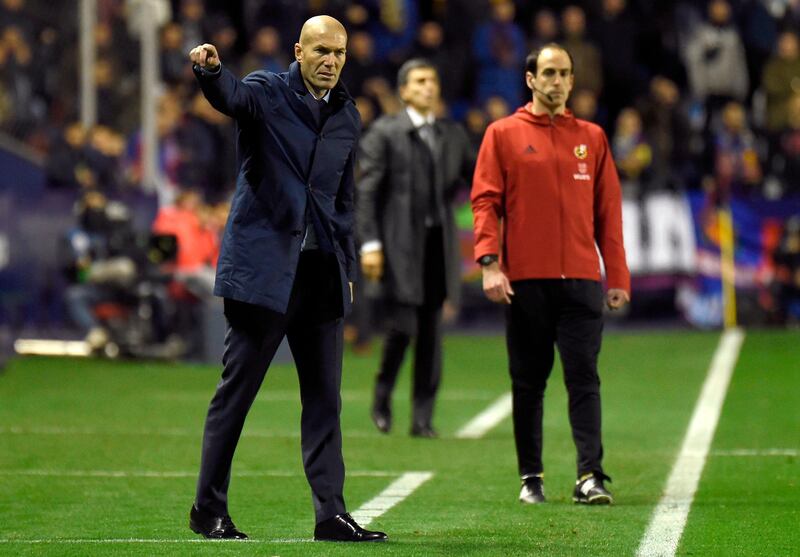 Real Madrid's French coach Zinedine Zidane gives instructions to his players during the Spanish league football match between Levante UD and Real Madrid CF at the Ciutat de Valencia stadium in Valencia on February 03, 2018. / AFP PHOTO / JOSE JORDAN