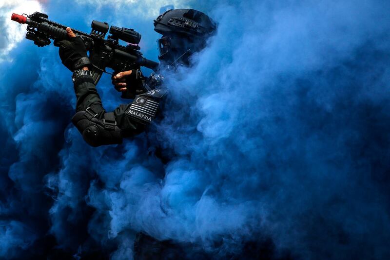 epa06097929 A member of the Royal Malaysian Police Special Tactical Unit takes part in a security drill simulating rescue of hostages in preparation for the upcoming South East Asian Games (SEA GAMES) at KL Sentral in Kuala Lumpur, Malaysia, 20 July 2017. The 29th Southeast Asian Games (SEA GAMES) will run from 19 to 30 August 2017 in Malaysia. More than 7,000 athletes from the region are expected to participate in the event.  EPA/FAZRY ISMAIL