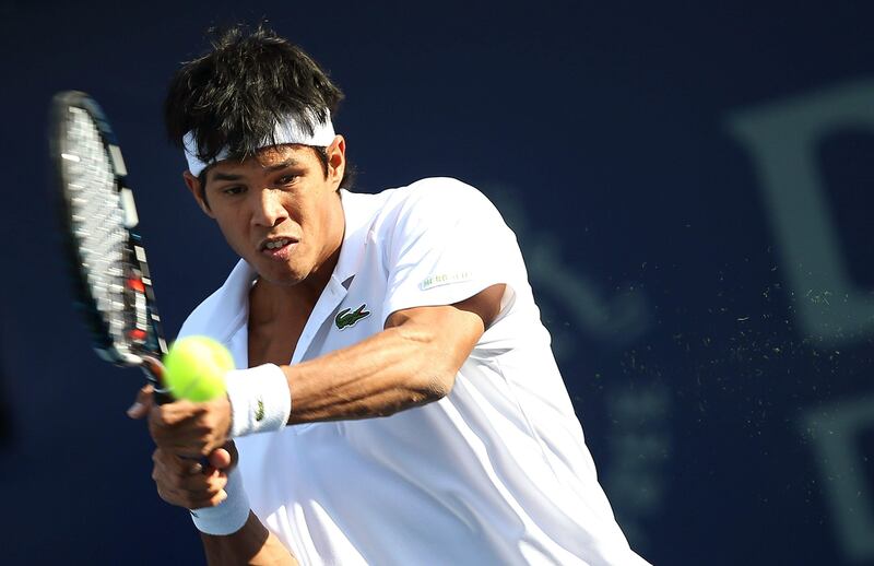 epa03602947 Somdev Devvarman of India returns the ball to Juan Martin Del Potro from Argentina during their second round match of the Dubai Duty Free Tennis ATP Championships in Dubai, United Arab Emirates, 27 February 2013.  EPA/ALI HAIDER *** Local Caption ***  03602947.jpg