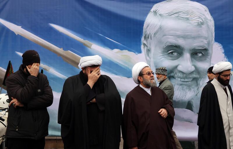 epa08758461 YEARENDER 2020 
WARS AND CONFLICTS 

Iranian clerics mourn as they stand in front of a huge poster of late Iranian Revolutionary Guards Corps (IRGC) Lieutenant general and commander of the Quds Force Qasem Soleimani  take part during anti-US protests in Tehran, Iran, 04 January 2020. The Pentagon announced that Iran's Quds Force leader Qasem Soleimani and Iraqi militia commander Abu Mahdi al-Muhandis were killed on 03 January 2020 following a US airstrike at Baghdad's international airport. The attack comes amid escalating tensions between Tehran and Washington.  EPA/ABEDIN TAHERKENAREH *** Local Caption *** 55741265