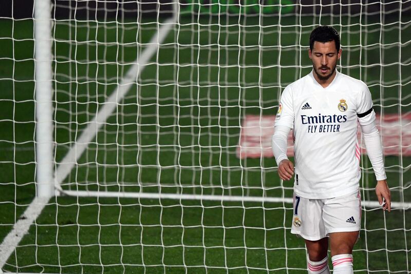 Real Madrid's Belgian forward Eden Hazard leaves the pitch during the Spanish League football match between Real Madrid and Deportivo Alaves at the Alfredo Di Stefano stadium in Madrid, on November 28, 2020. / AFP / PIERRE-PHILIPPE MARCOU
