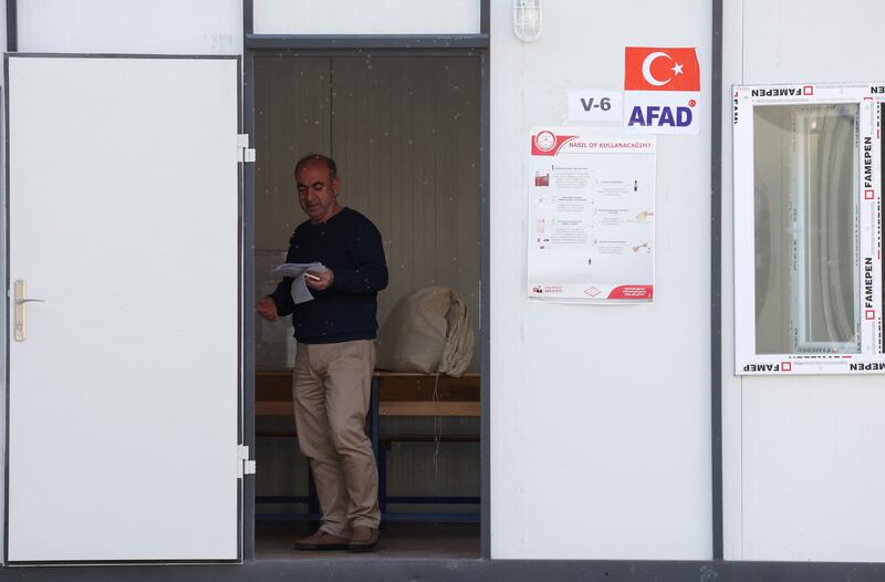 An election worker prepares a temporary polling station in Hatay. Reuters 