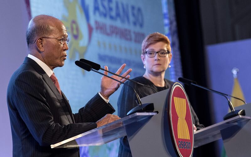 Philippines Defence Minister Delfin Lorenzana (L) and Australia's Defence Minister and Senator Marise Ann Payne (R) issue a statement during the Philippine-Australia Defence Ministers' joint press conference on the sideline of the 11th Association of Southeast Asian Nations (ASEAN) Defence Ministers (ADMM) and 4th ADMM-Plus in Clark, east of Manila on October 24, 2017. 
Australia will train Filipino soldiers in urban warfare to combat the spread of the Islamic extremism after months of fierce fighting against militants in the country's south, it was announced. / AFP PHOTO / NOEL CELIS