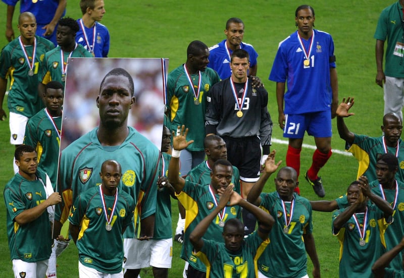 Cameroon's soccer team holds the picture of Cameroonian mildfielder Marc-Vivien Foe who died 26 June 2003 during the semi final match against Colombia, at the end of their soccer Confederations Cup final match against France  29 June 2003 at the Stade de France in Saint-Denis near Paris.   AFP PHOTO FRANCOIS-XAVIER MARIT (Photo by FRANCOIS XAVIER MARIT / AFP)