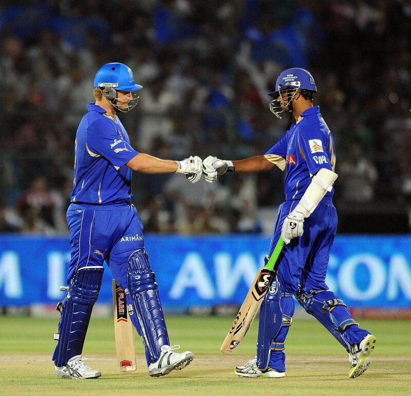 RESTRICTED TO EDITORIAL USE. MOBILE USE WITHIN NEWS PACKAGE
Royal Challengers Bangalore batsman Shane Watson (L) congratulates Rahul Dravid (L) after a boundary during the IPL Twenty20 match between Rajasthan Royals and Royal Challengers Bangalore at the Swai Mansingh Stadium in Jaipur on May 11, 2011. AFP PHOTO / Prakash SINGH